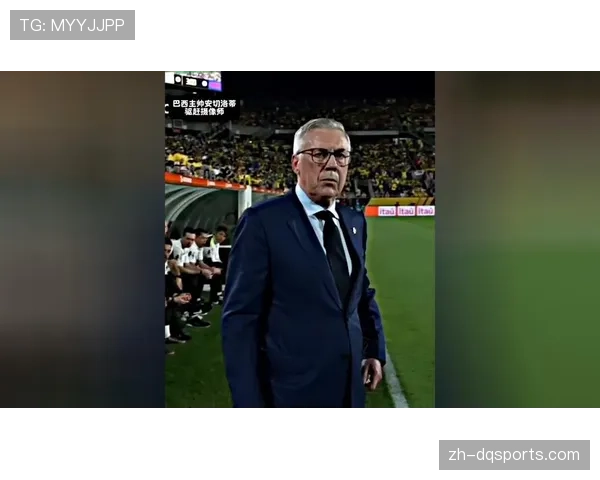 场边镜头:西蒙尼与安切洛蒂在战术板前激烈交流,第四官员介入 场边镜头:西蒙尼与安切洛蒂在战术板前激烈交流,第四官员介入